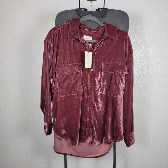 Universal Thread Tops - Universal Thread Women’s Long Sleeve Collared Button-Down Shirt Velvet Maroon M